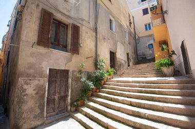 Castelsardo 'daki yayalar - Sardunya - İtalya