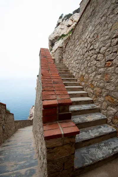 Neptune Grotto Merdivenine Erişim - Sardunya - İtalya