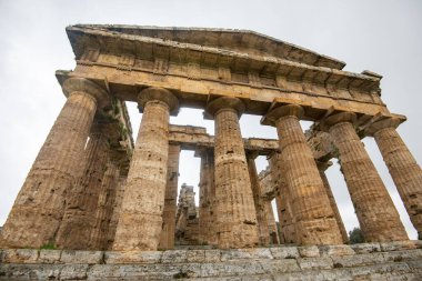 Paestum Arkeoloji Parkında Poseidon Tapınağı - İtalya