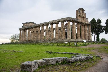 Paestum Arkeoloji Parkındaki Athena Tapınağı - İtalya