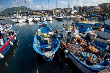 Balıkçı tekneleri limanda