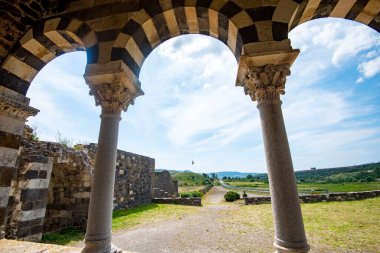 Kutsal Teslis Kilisesi Saccargia - Sardunya - İtalya