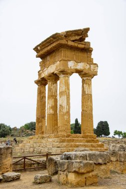 Tapınaklar Vadisi 'ndeki Dioscuri Tapınağı Agrigento - İtalya
