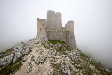 Rocca Calascio 'nun Harabe Taş Kalesi - İtalya