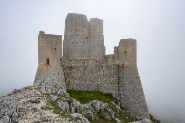 Rocca Calascio 'nun Harabe Taş Kalesi - İtalya