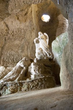 Pedigrotta Mağara Kilisesi - İtalya