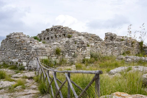 Segesta Arkeoloji Parkı 'ndaki Calatabarbaro Kalesi Sicilya - İtalya