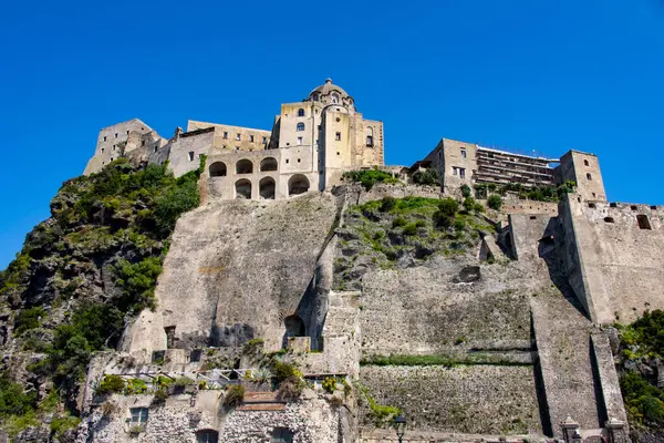 Ischia 'nın Aragonese Kalesi - İtalya