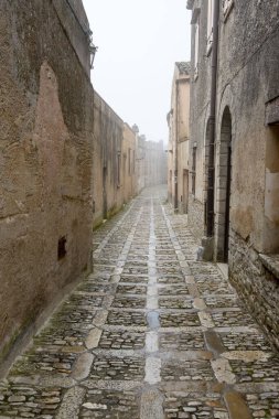 Erice - Sicilya - İtalya 'daki kaldırım taşı caddesi