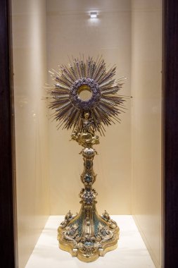 Roma Katolik Kilisesinde Altın Monstrance