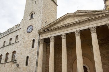 Popolo Tower ve Santa Maria sopra Minerva Kilisesi - Assisi - İtalya