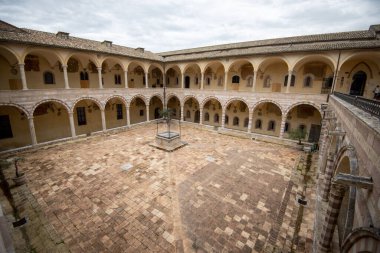 Friary 'nin Avlusu - Assisi - İtalya