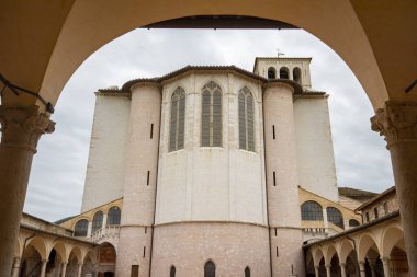 Friary 'nin Avlusu - Assisi - İtalya