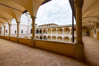 Friary 'nin Avlusu - Assisi - İtalya