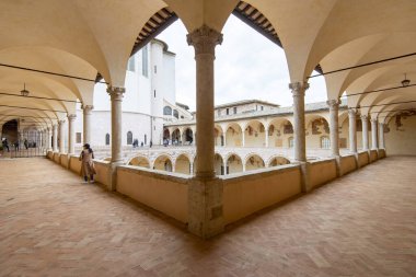 Friary 'nin Avlusu - Assisi - İtalya