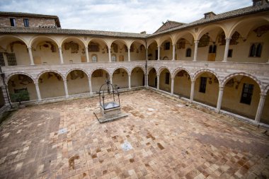 Friary 'nin Avlusu - Assisi - İtalya