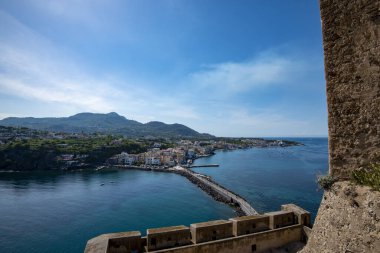 Ischia 'nın Aragonese Kalesi - İtalya