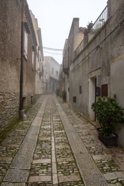 Erice - Sicilya - İtalya 'daki kaldırım taşı caddesi