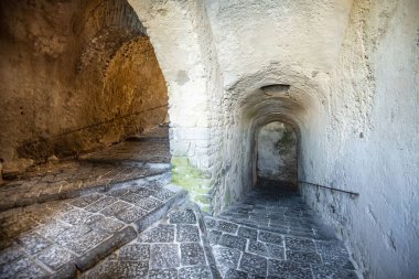 İtalya, Ischia 'daki Aragonese Kalesi' ndeki tünel.