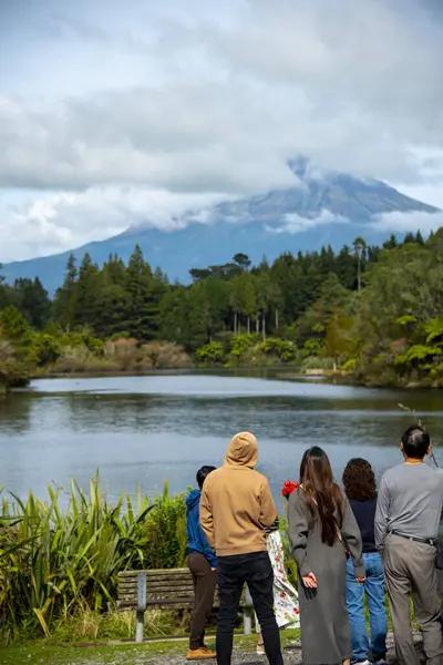 stock image Tourists on Lake Mangamahoe - New Zealand