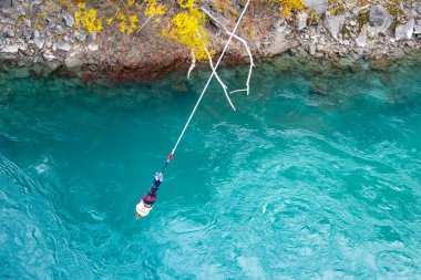 Nehirde zıplayan Bungy