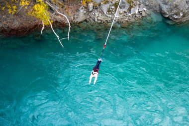 Nehirde zıplayan Bungy