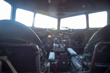 Eski Bir Uçağın Kokpiti