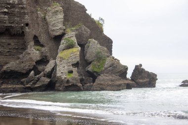 Piha Sahili 'ndeki Taitamo Kayası - Yeni Zelanda