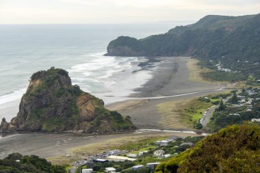 Piha Sahili 'ndeki Taitamo Kayası - Yeni Zelanda