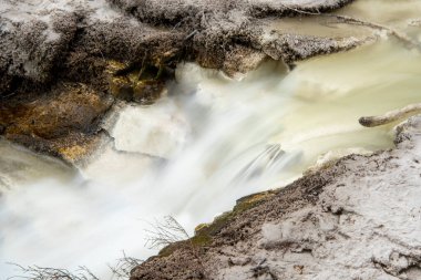 Waiotapu 'daki Ngakoro Gölü Şelalesi - Yeni Zelanda