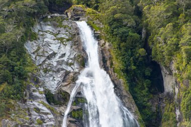 Bowen Falls, Milford Sound - Yeni Zelanda