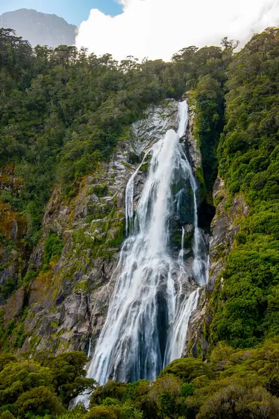 Bowen Falls, Milford Sound - Yeni Zelanda