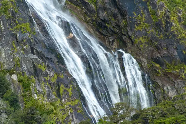 Bowen Falls, Milford Sound - Yeni Zelanda