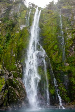 Stirling Falls Milford ses - Yeni Zelanda