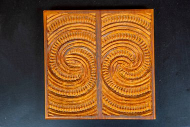 Ekranda Geleneksel Maori Tahtası Oyması