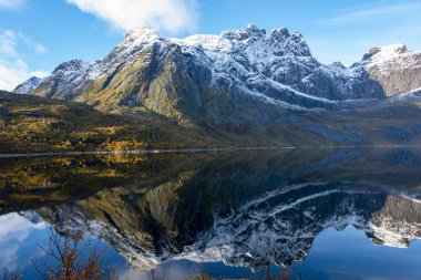 Nusfjord yakınlarındaki Storvatnet Gölü - Norveç