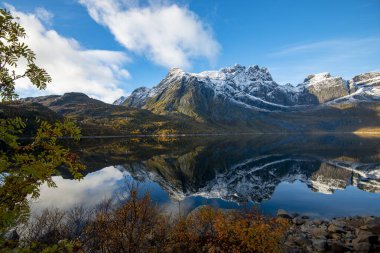 Nusfjord yakınlarındaki Storvatnet Gölü - Norveç
