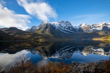 Nusfjord yakınlarındaki Storvatnet Gölü - Norveç