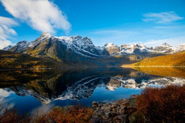 Nusfjord yakınlarındaki Storvatnet Gölü - Norveç