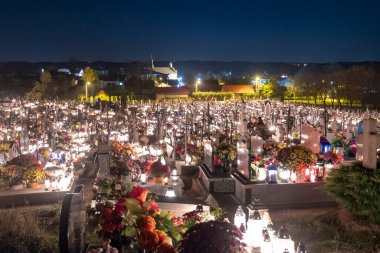 Azizler Günü 'nde Çiçekli Mezarlar