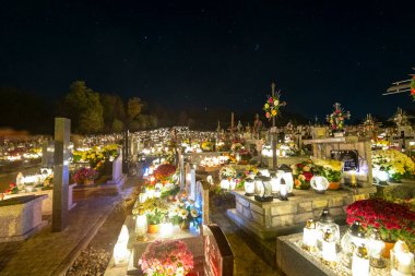 Azizler Günü 'nde Çiçekli Mezarlar