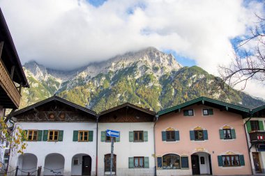 Bavyera 'da Mittenwald kasabası - Almanya