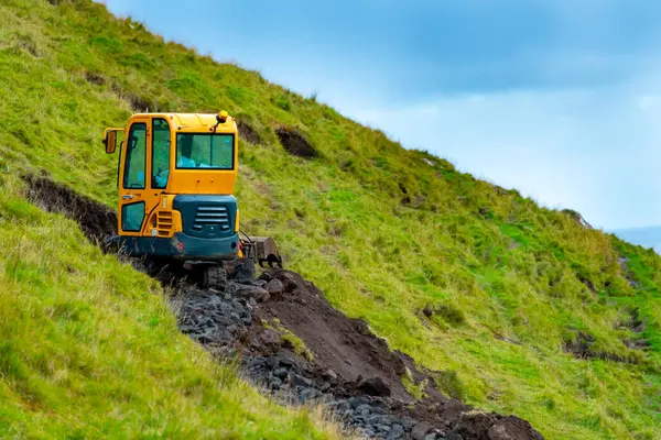 Mini Kazıcı bir dağ geçidini temizliyor.