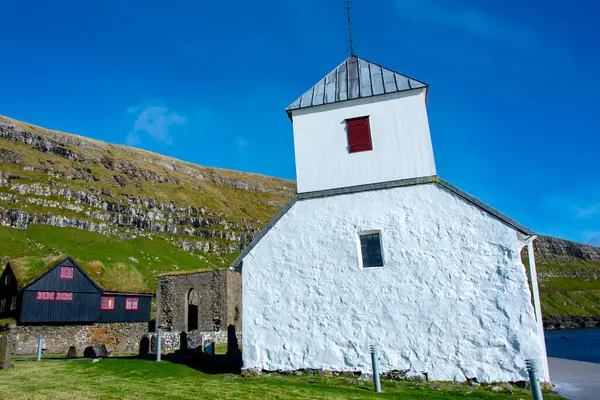 Faroe Adalarındaki Kirkjubour Kilisesi