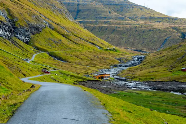 Vestmanna Barajı 'ndaki Leitisvegur Yolu - Faroe Adaları