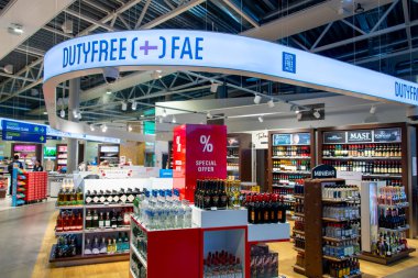 Sorvagur, Faroe Adaları - 29 Eylül 2024: Vagar havaalanında Duty Free shop
