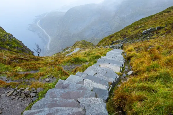 Lofoten 'deki Reinebringen Yürüyüşü için Şerpa Merdivenleri - Norveç