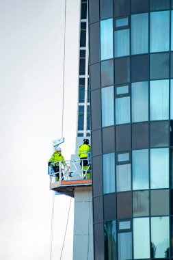 Bir Direk Tırmanma Platformunda Bina Bakımı