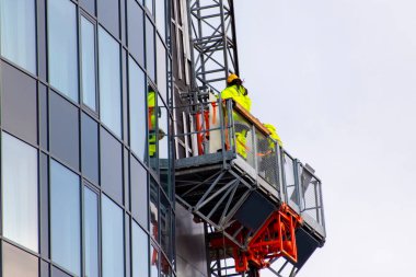 Bir Direk Tırmanma Platformunda Bina Bakımı