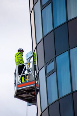Bir Direk Tırmanma Platformunda Bina Bakımı